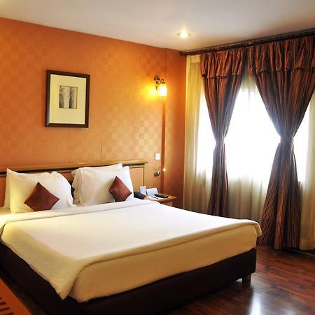 Indismart Hotel كولكاتا المظهر الخارجي الصورة