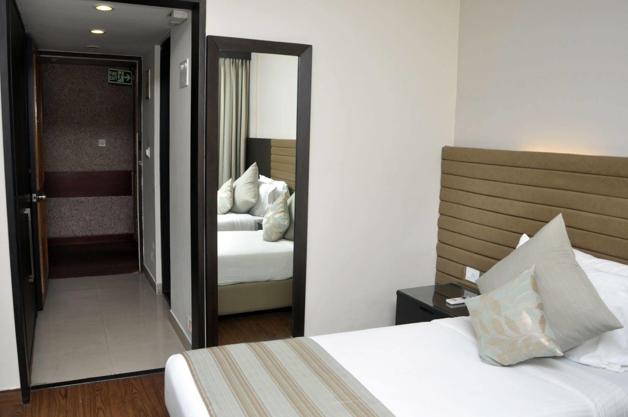 Indismart Hotel كولكاتا المظهر الخارجي الصورة